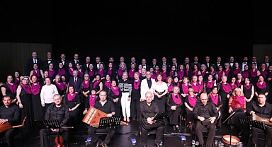 İzmit Belediyesi Türk Sanat Müziği Korosu muhteşem bir geceye imza attı