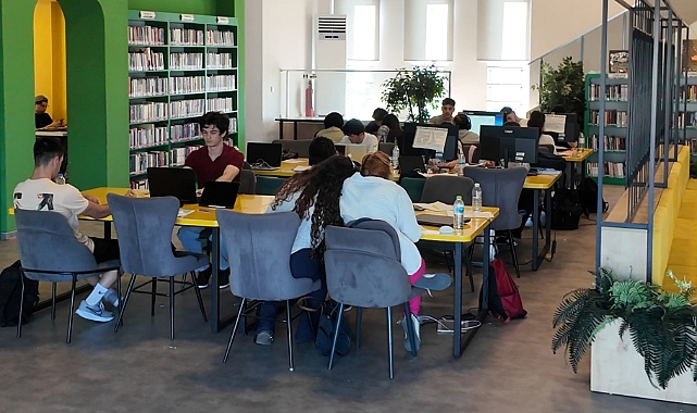 Çayırovalı gençler, sınava kitap kahvelerde hazırlanıyor