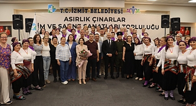 İzmit’in asırlık çınarları yıl sonu gösterisinde göz doldurdu