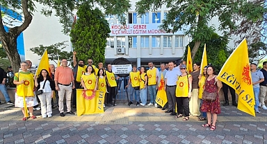 Öğretmenlerden İlçe Milli Eğitim Müdürlüğü Önüne Siyah Çelenk