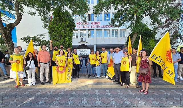 Öğretmenlerden İlçe Milli Eğitim Müdürlüğü Önüne Siyah Çelenk