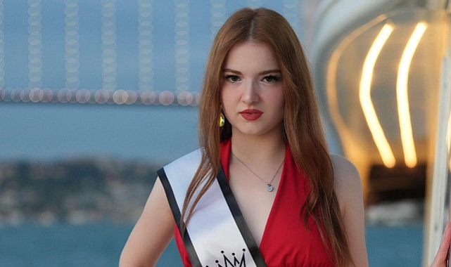 Podyumun yeni kraliçesi: Zeynep Türkoğlu’na “en iyi yüz” ödülü!