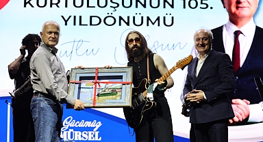 Karamürsel'in Kurtuluş Coşkusu Emre Fel Konseriyle Zirveye Ulaştı