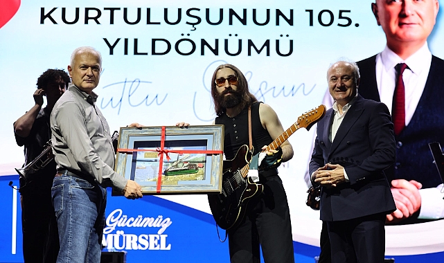Karamürsel'in Kurtuluş Coşkusu Emre Fel Konseriyle Zirveye Ulaştı
